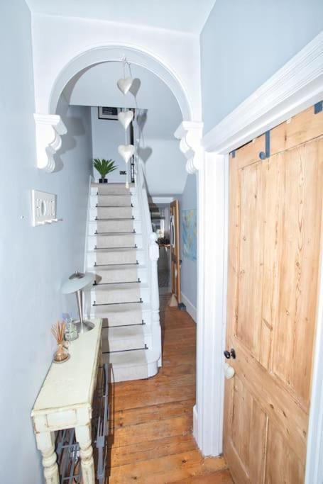 Restful And Cosy 4 Bed Home Minutes From The Beach ساندجيت المظهر الخارجي الصورة
