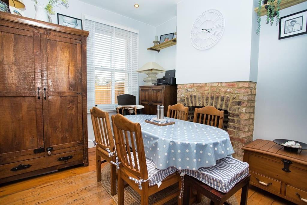 Restful And Cosy 4 Bed Home Minutes From The Beach ساندجيت المظهر الخارجي الصورة